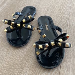 Link girls black sandals with gold studs! Size 28 (like US size 10)